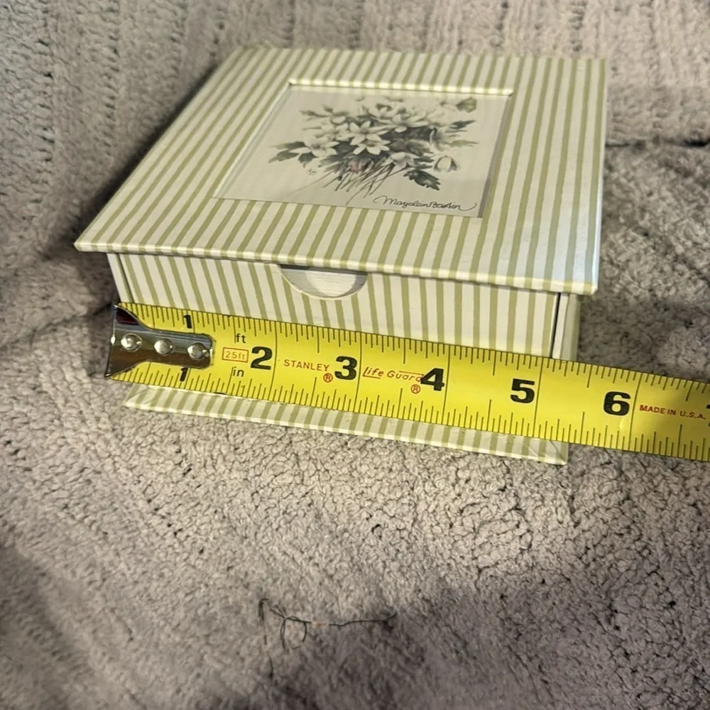 Nature’s Sketchbook by Marjolein Bastin sage green /cream keepsake and note box